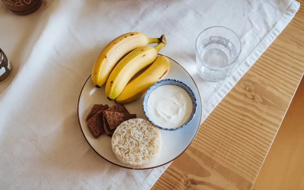 A plate of foods ideal for preventing diarrhea during fasting.